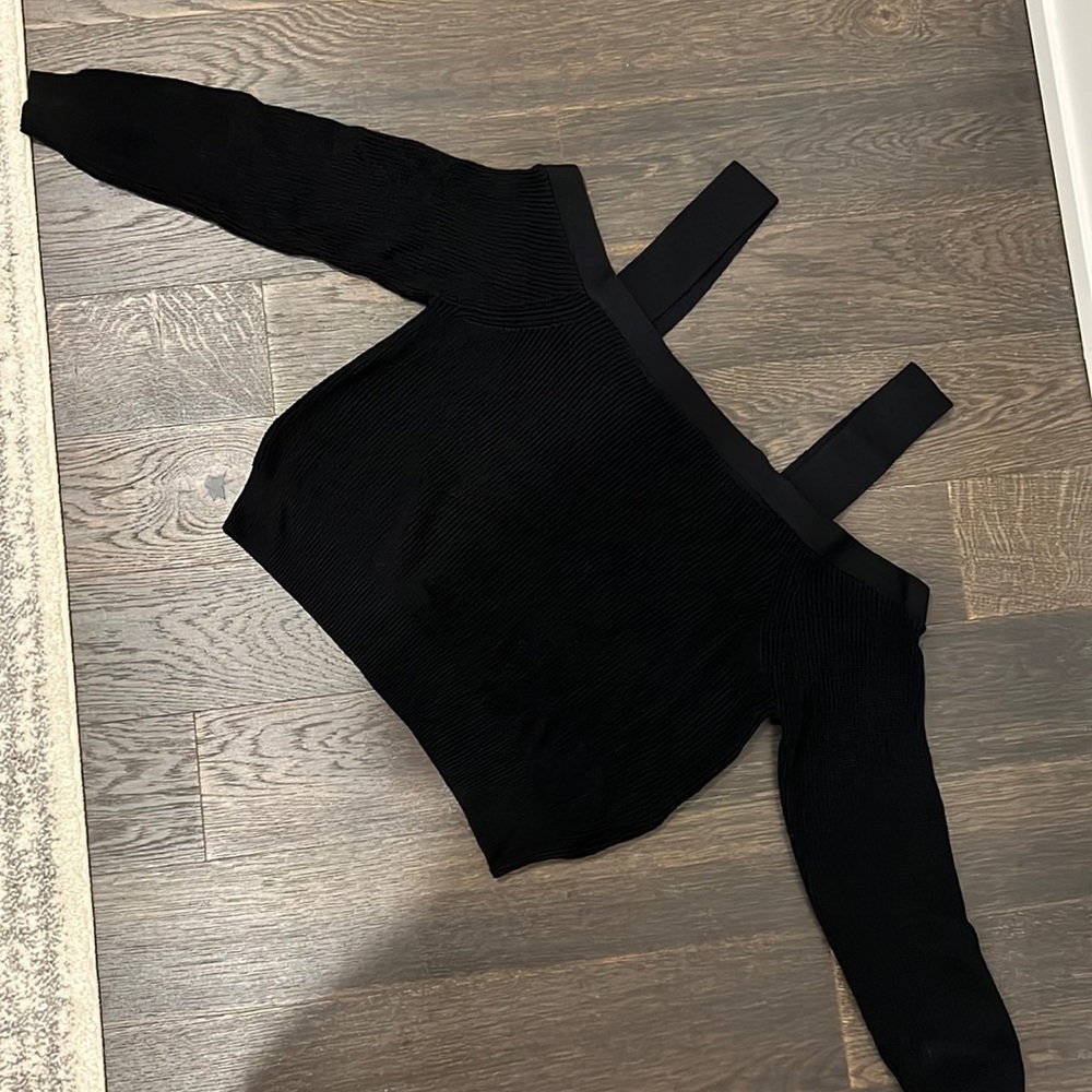 Aritzia Wilfred cold shoulder black longsleeve size Large